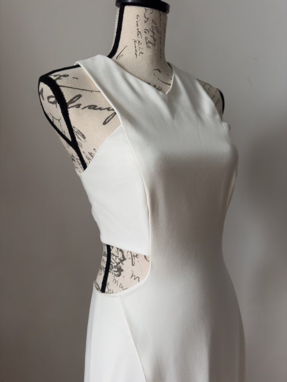 Halston Heritage Ivory Cutout Crepe Gown Size 4 - Picture 3 of 13